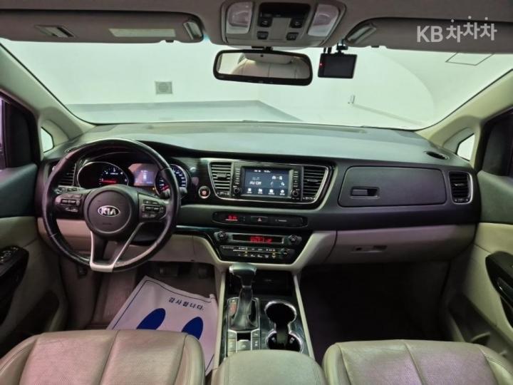 Kia Carnival 2.2 Diesel Limousine VIP 8