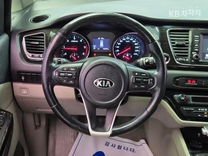 Kia Carnival 2.2 Diesel Limousine VIP 10