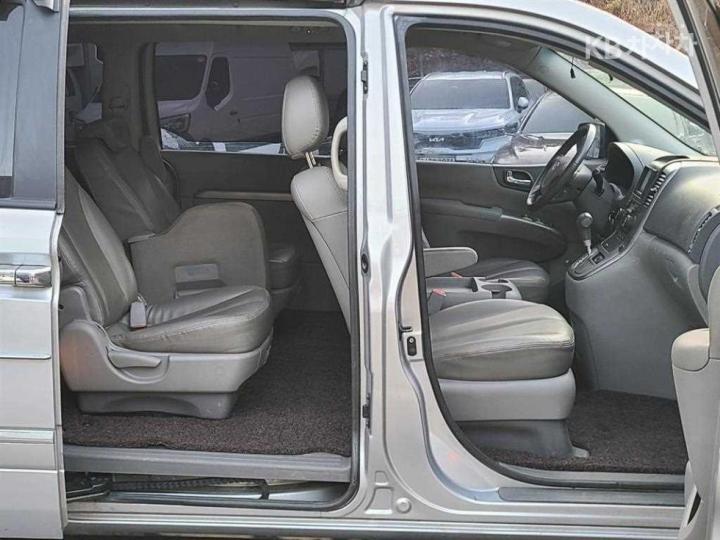 Kia Carnival Grand GLX Base Type 9