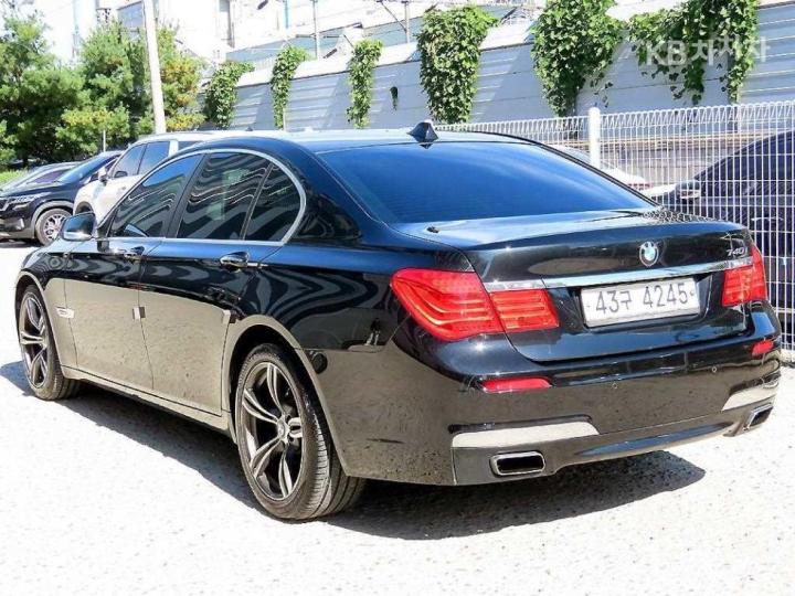 BMW 7 Series New 740i 4