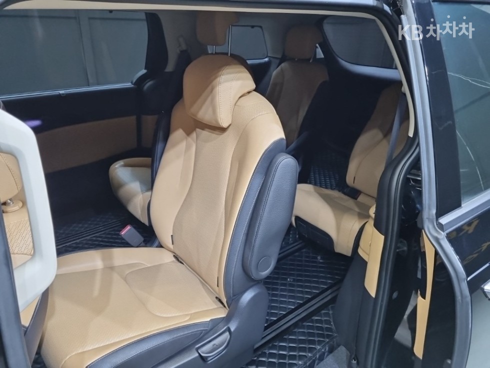 2023 - kia carnival