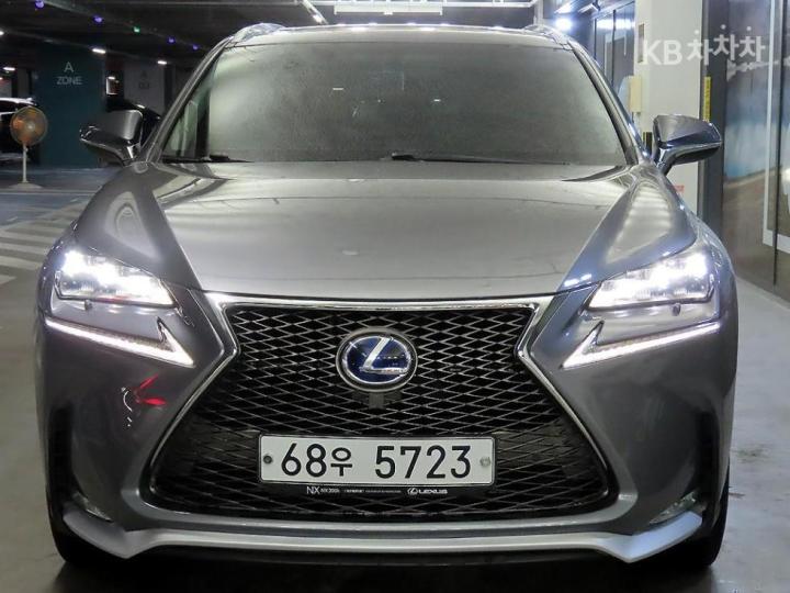 Lexus NX 300h Executive 3