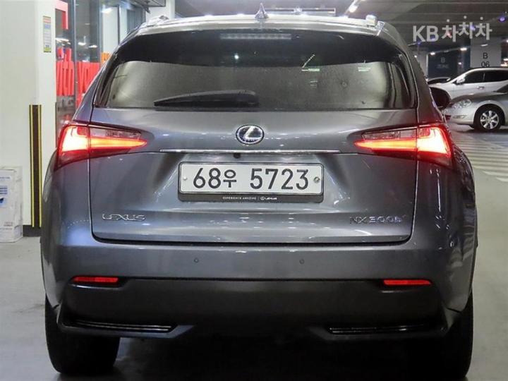 Lexus NX 300h Executive 6