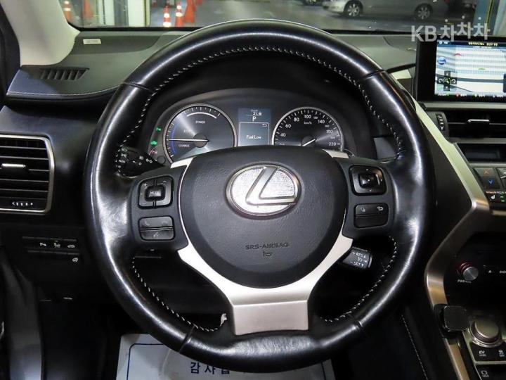 Lexus NX 300h Executive 9