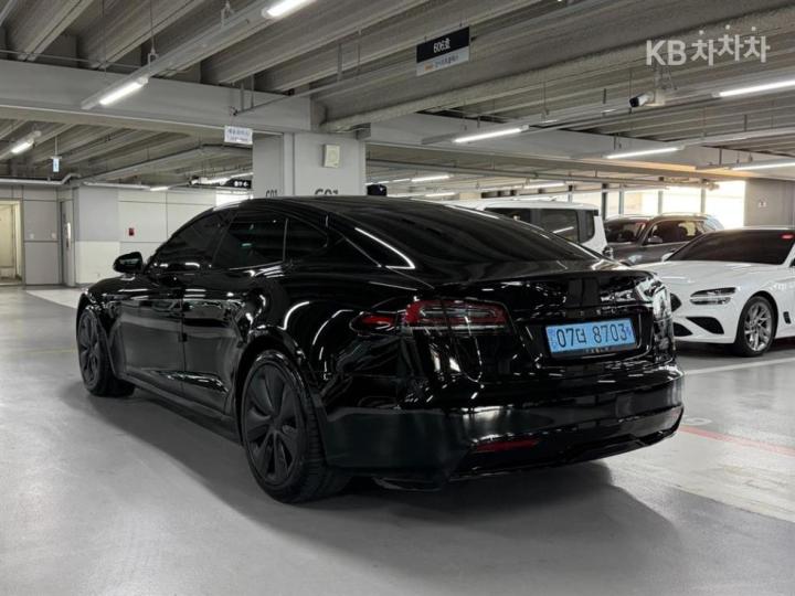 Tesla Model S Plaid 4