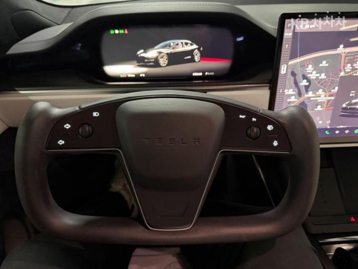 Tesla Model S Plaid 8