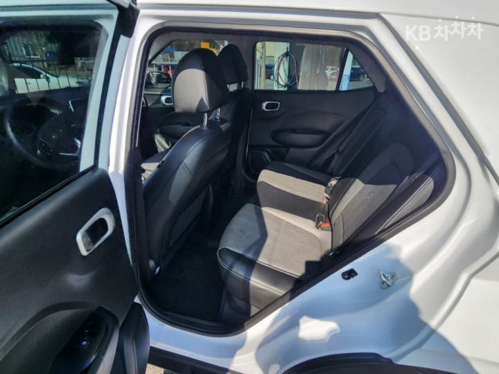 Hyundai Venue Gasoline 1.6 Modern 7