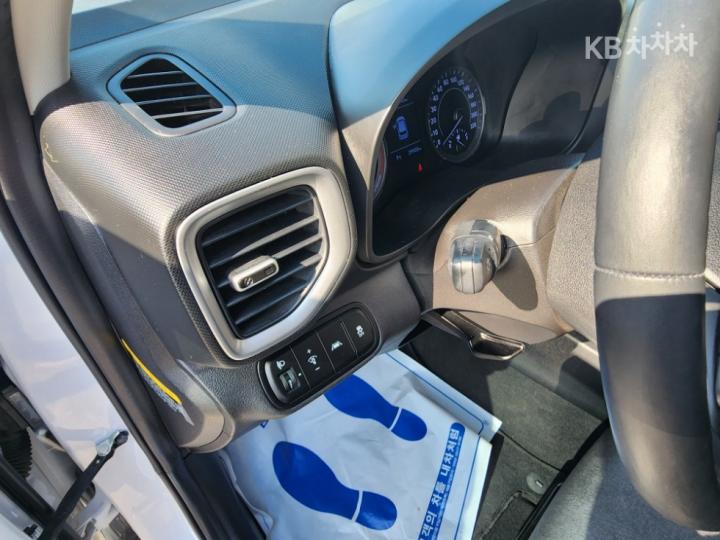 Hyundai Venue Gasoline 1.6 Modern 8