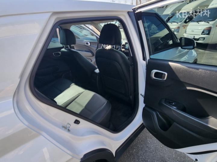 Hyundai Venue Gasoline 1.6 Modern 10