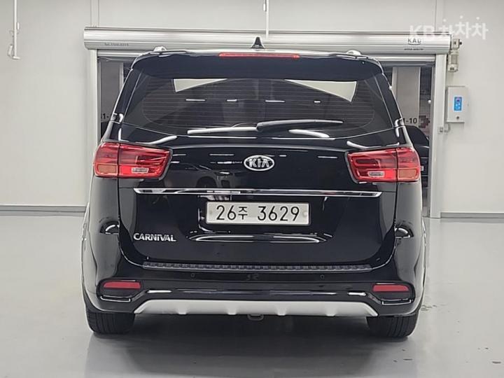 Kia Carnival 2.2 Diesel Prestige 4