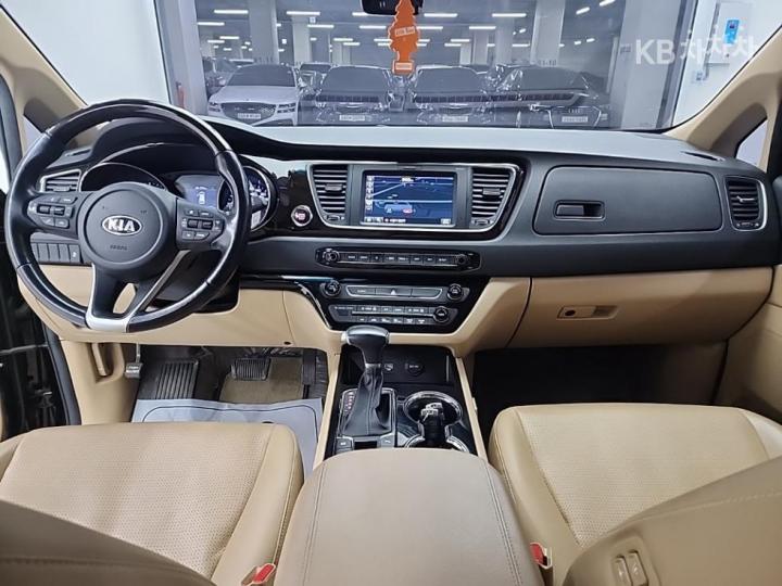 Kia Carnival 2.2 Diesel Prestige 8