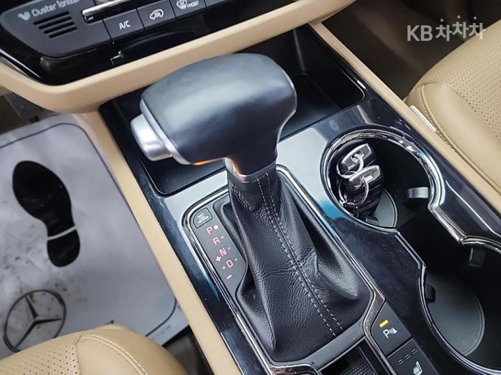 Kia Carnival 2.2 Diesel Prestige 9