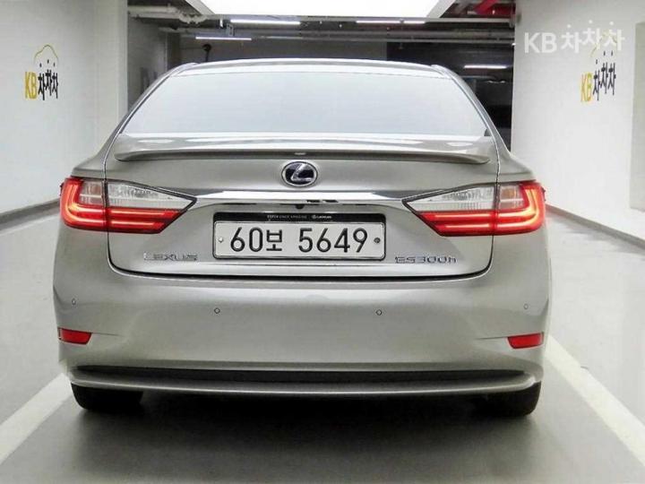 Lexus ES New 300h Supreme 4