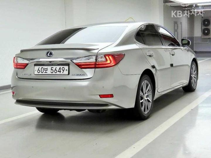 Lexus ES New 300h Supreme 5