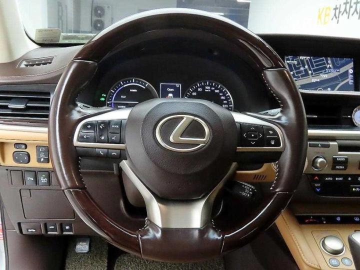 Lexus ES New 300h Supreme 8