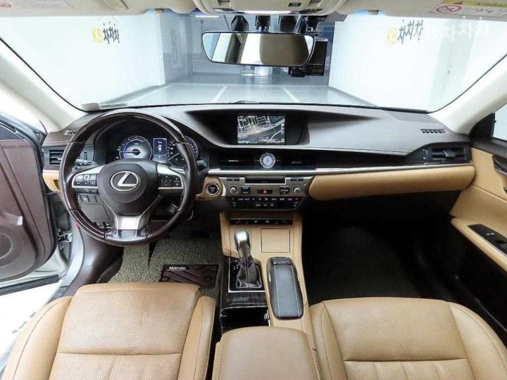 Lexus ES New 300h Supreme 9