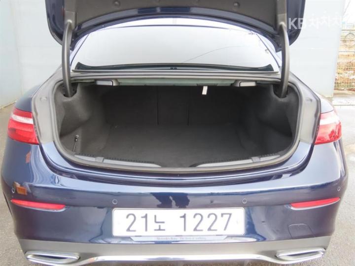 Mercedes-Benz E-Class W213 E220d COUPE 6