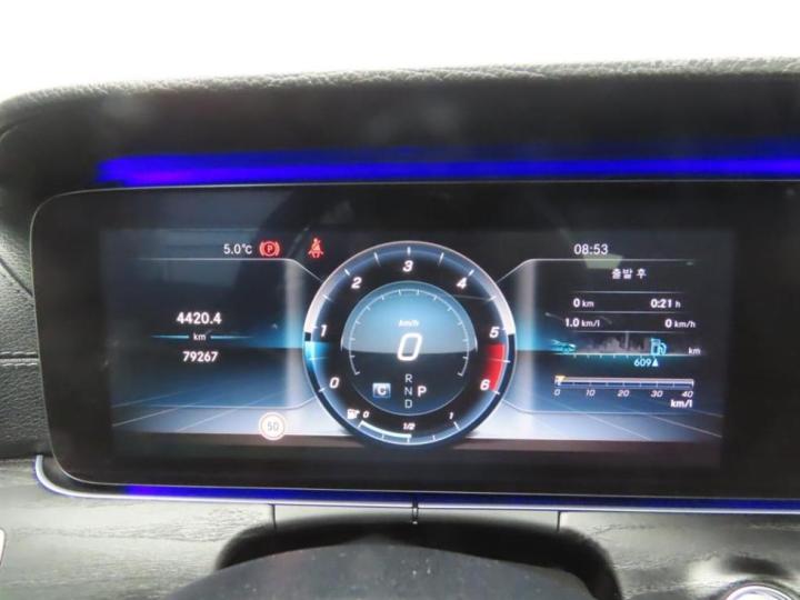 Mercedes-Benz E-Class W213 E220d COUPE 10