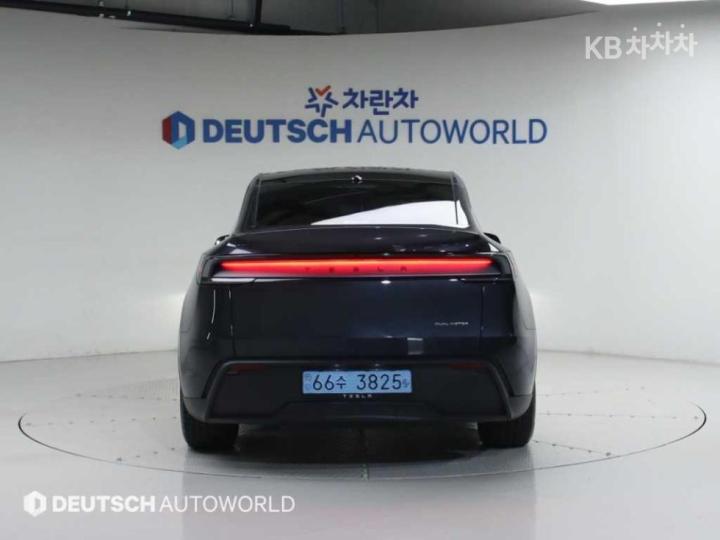 Tesla Model Y Long Range 5