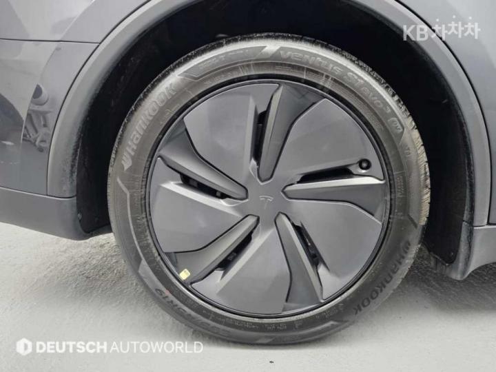 Tesla Model Y Long Range 6