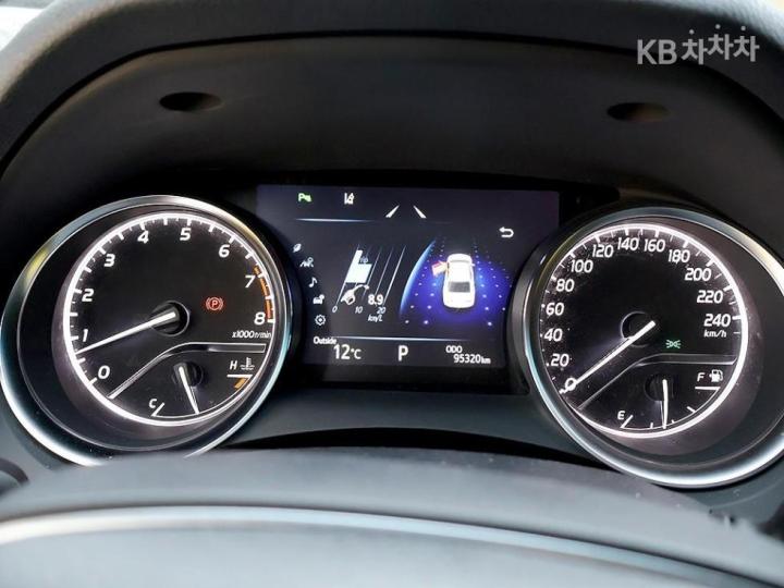 Toyota Camry XV70 2.5 Base Type 7