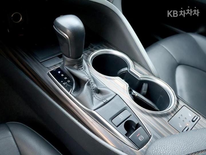 Toyota Camry XV70 2.5 Base Type 8