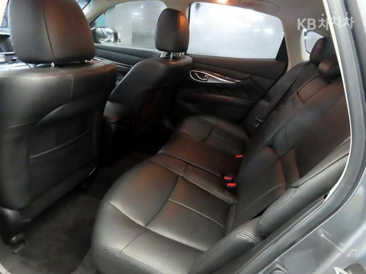 Infiniti Q70 3.7 Style 8