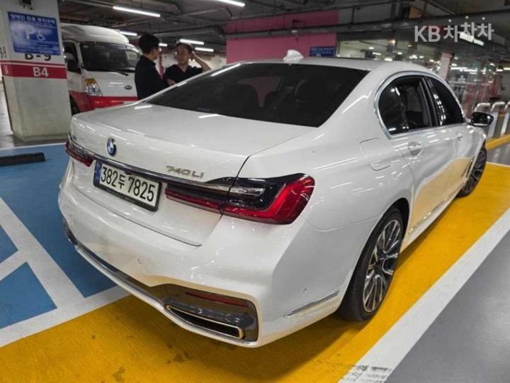 BMW 7 Series G11 740Li xDrive M Sport 6