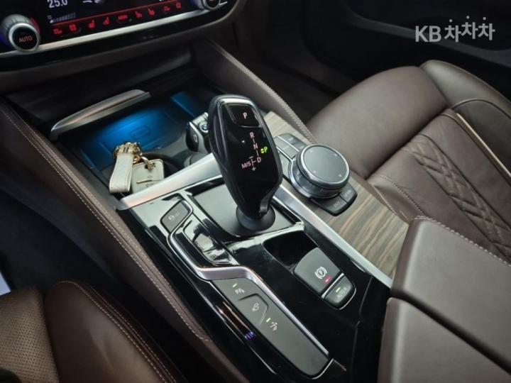 BMW 6 Series GranTurismo 640i xDrive Luxury 9