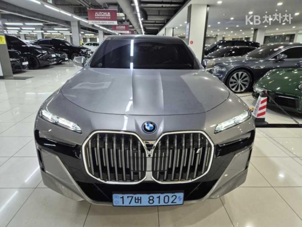 BMW i7