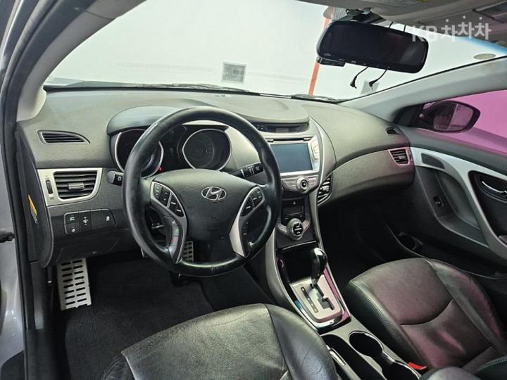 Hyundai Avante MD Coupe 2.0 GDi Premium 8