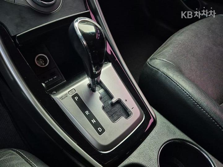 Hyundai Avante MD Coupe 2.0 GDi Premium 9