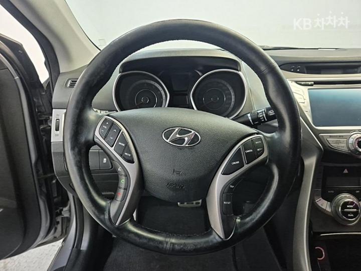 Hyundai Avante MD Coupe 2.0 GDi Premium 10