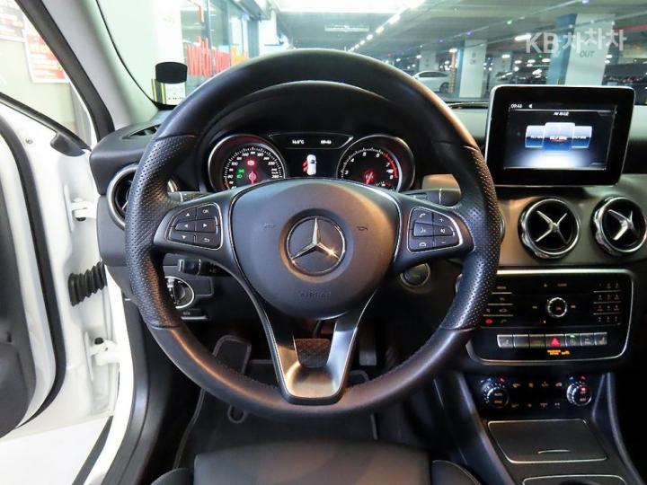 Mercedes-Benz GLA-Class X156 GLA220 Premium 9