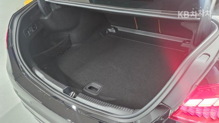 Mercedes-Benz C-Class W206 C200 Avantgarde 7