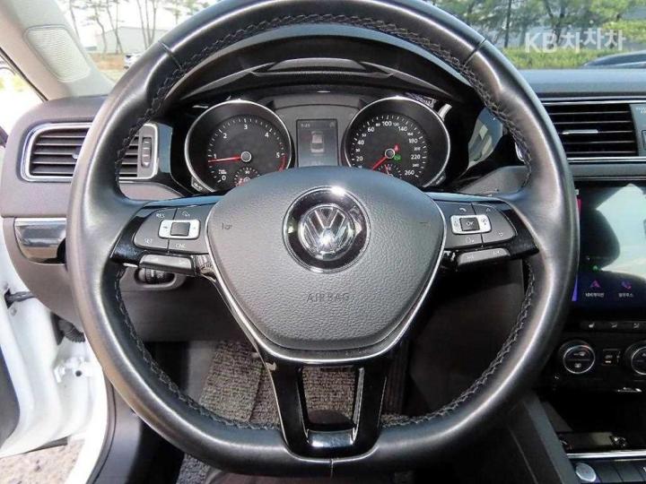 Volkswagen Jetta New 2.0 TDI BlueMotion Premium 9