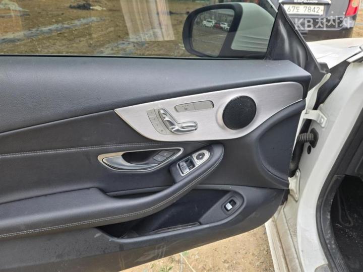 Mercedes-Benz C-Class C200 Coupe 6