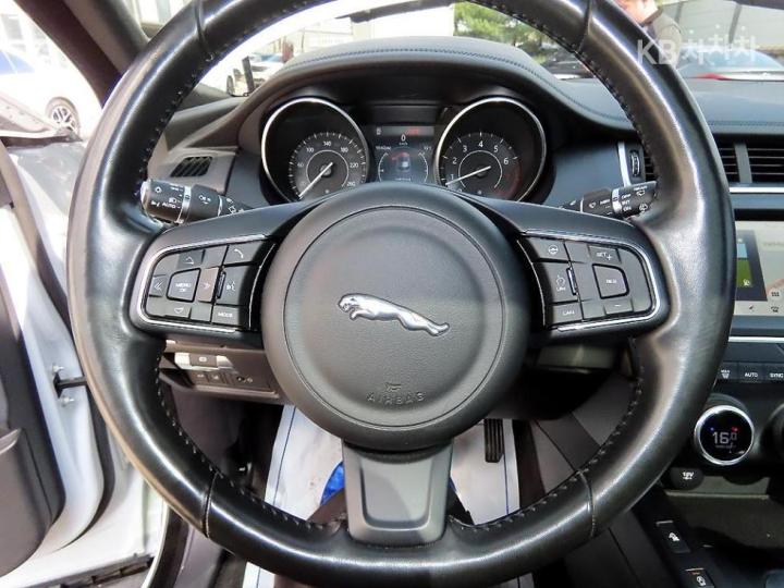 Jaguar E-PACE P250 S 9