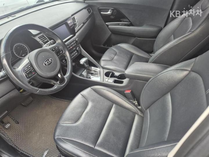 Kia Niro 1.6 Prestige 7