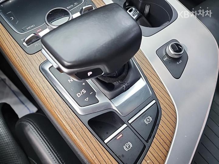 Audi Q7 New 3.0 45 TDI Quattro Sport 9