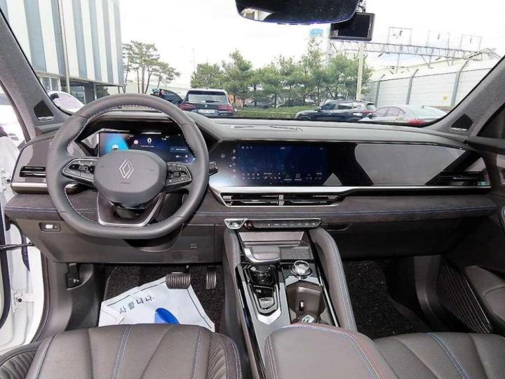 Renault Koleos E-Tech Hybrid Iconic 8