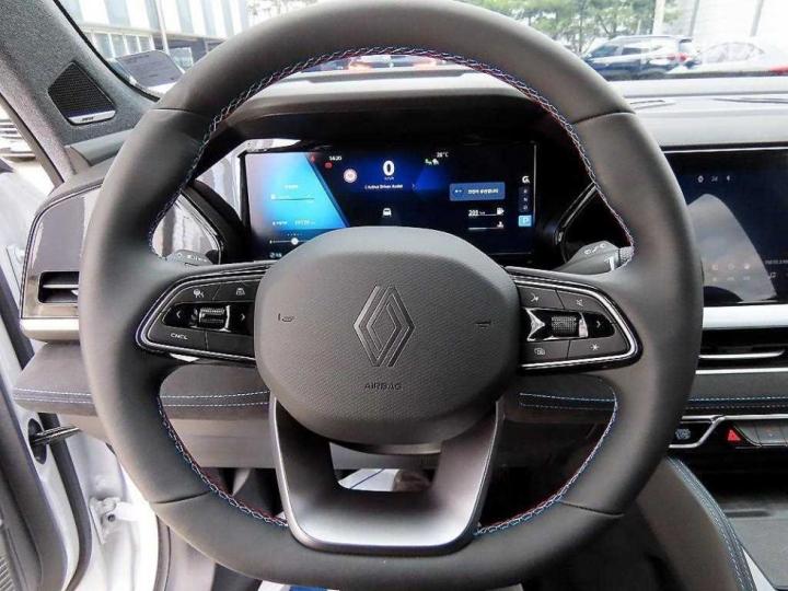 Renault Koleos E-Tech Hybrid Iconic 9