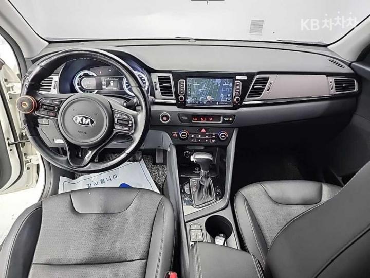 Kia Niro 1.6 Prestige 8