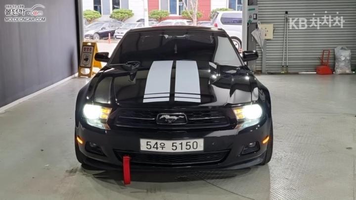 Ford Mustang Coupe 4