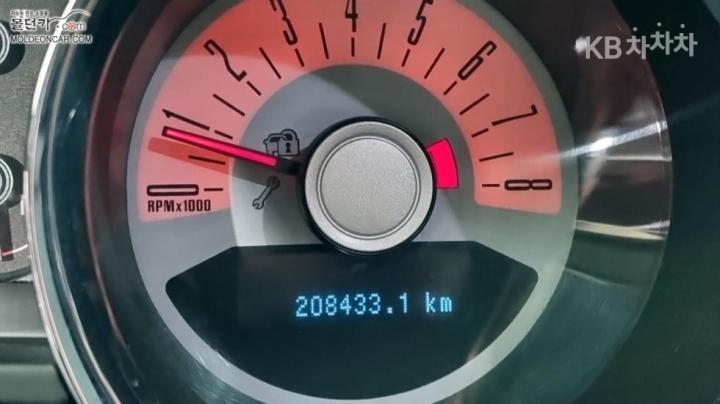 Ford Mustang Coupe 6