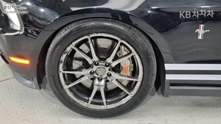 Ford Mustang Coupe 7