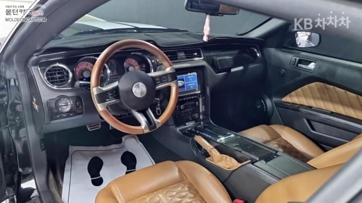 Ford Mustang Coupe 8