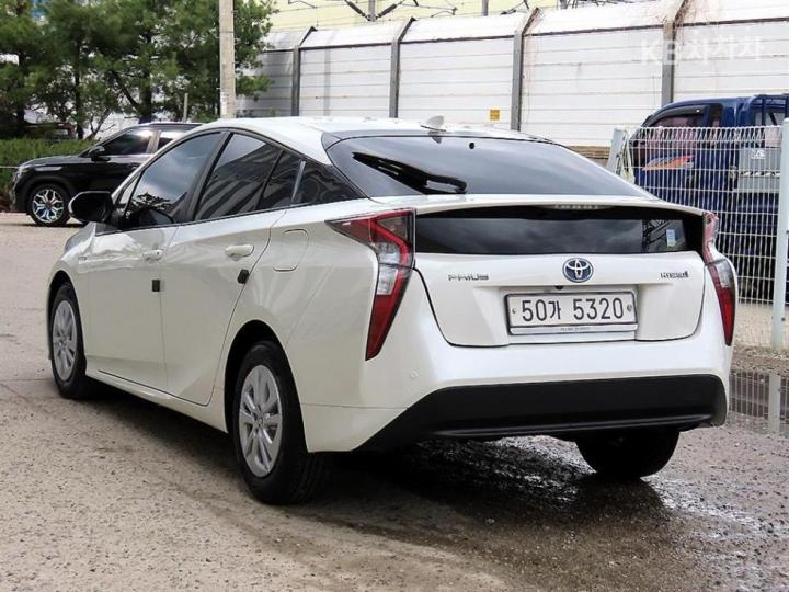 Toyota Prius 1.8 E 4