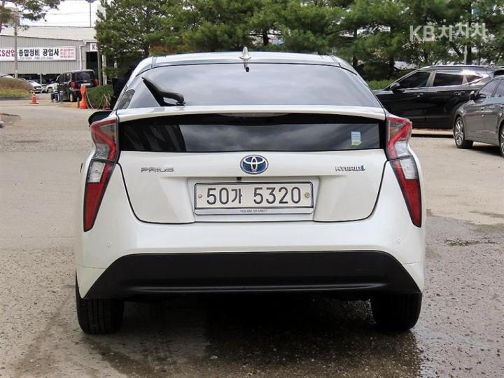 Toyota Prius 1.8 E 5