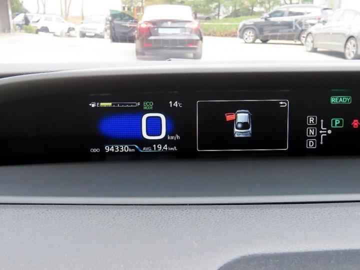 Toyota Prius 1.8 E 10